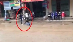 Video: Thanh niên vũ phu đá liên tiếp vào mặt bạn gái